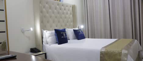 Caja de seguridad en la habitación y escritorio