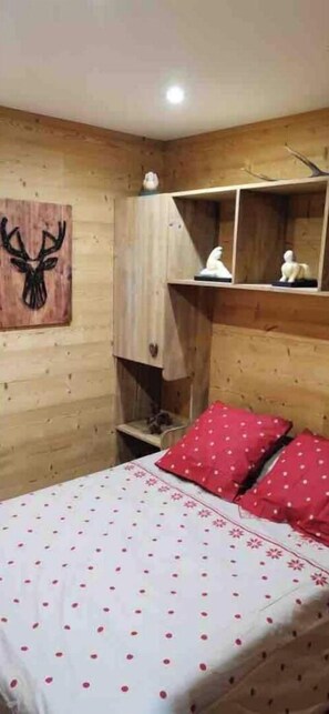 3 habitaciones, tabla de planchar con plancha y cuna de viaje 