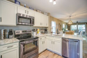 Fridge, microwave, oven, stovetop - 8001 Treetops: Pet Friendly Villa, Free Bikes, Beach Chairs, Tennis, Pool (Hilton Head Island)