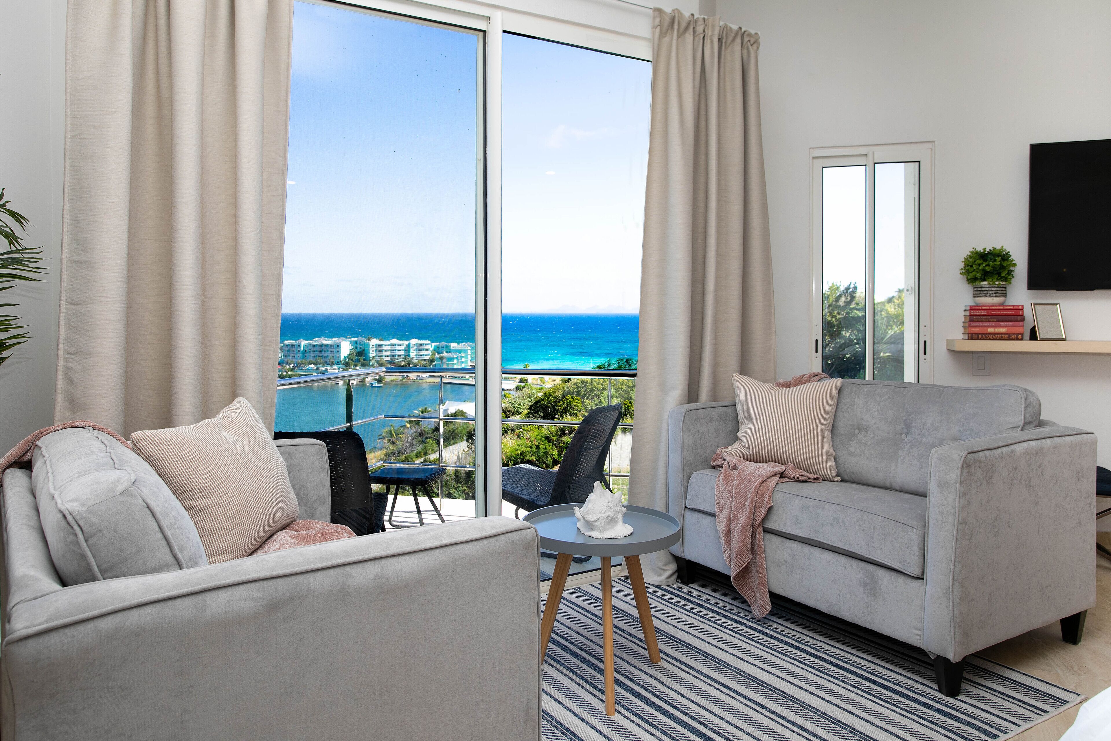 Una Smart TV, una oficina