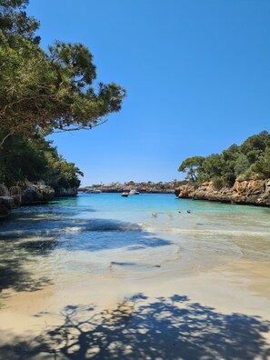 Una spiaggia nelle vicinanze, lettini da mare, teli da spiaggia