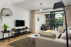 Deluxe-Apartment | Wohnbereich | 32-Zoll-Flachbildfernseher mit Kabelempfang, Fernseher, Netflix