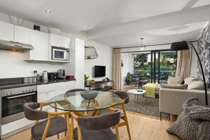 Deluxe-Apartment | Essbereich im Zimmer