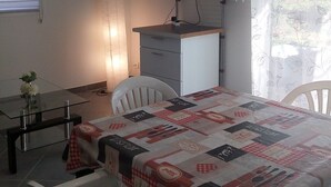 Une petite pièce propre, équipée d’un lit, d’un bureau, d’une chaise et d’un téléviseur.