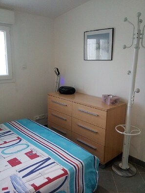 1 dormitorio, cuna de viaje, wifi gratis y ropa de cama