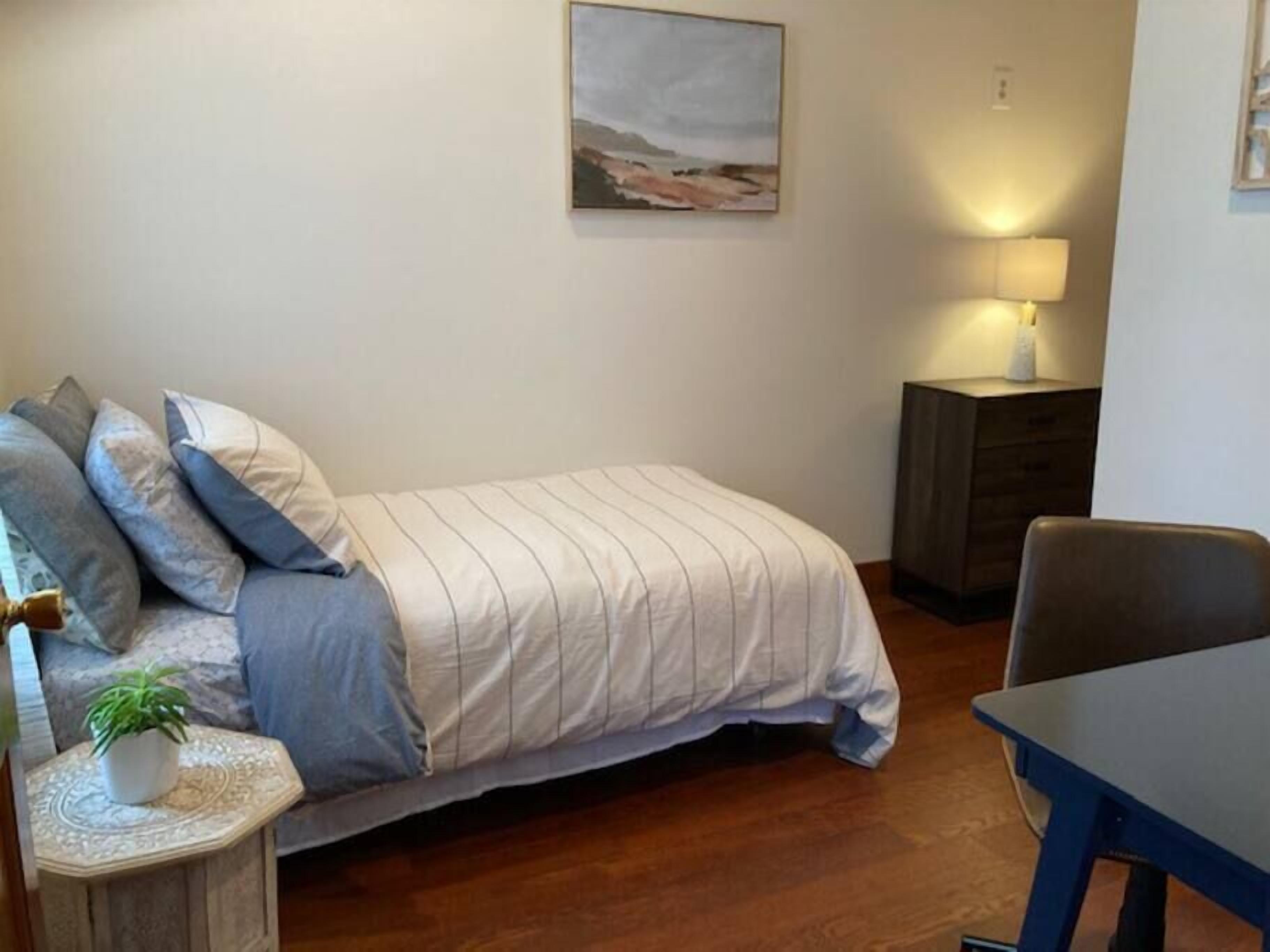 Spacious Serviced Apartment above Chatham Staple