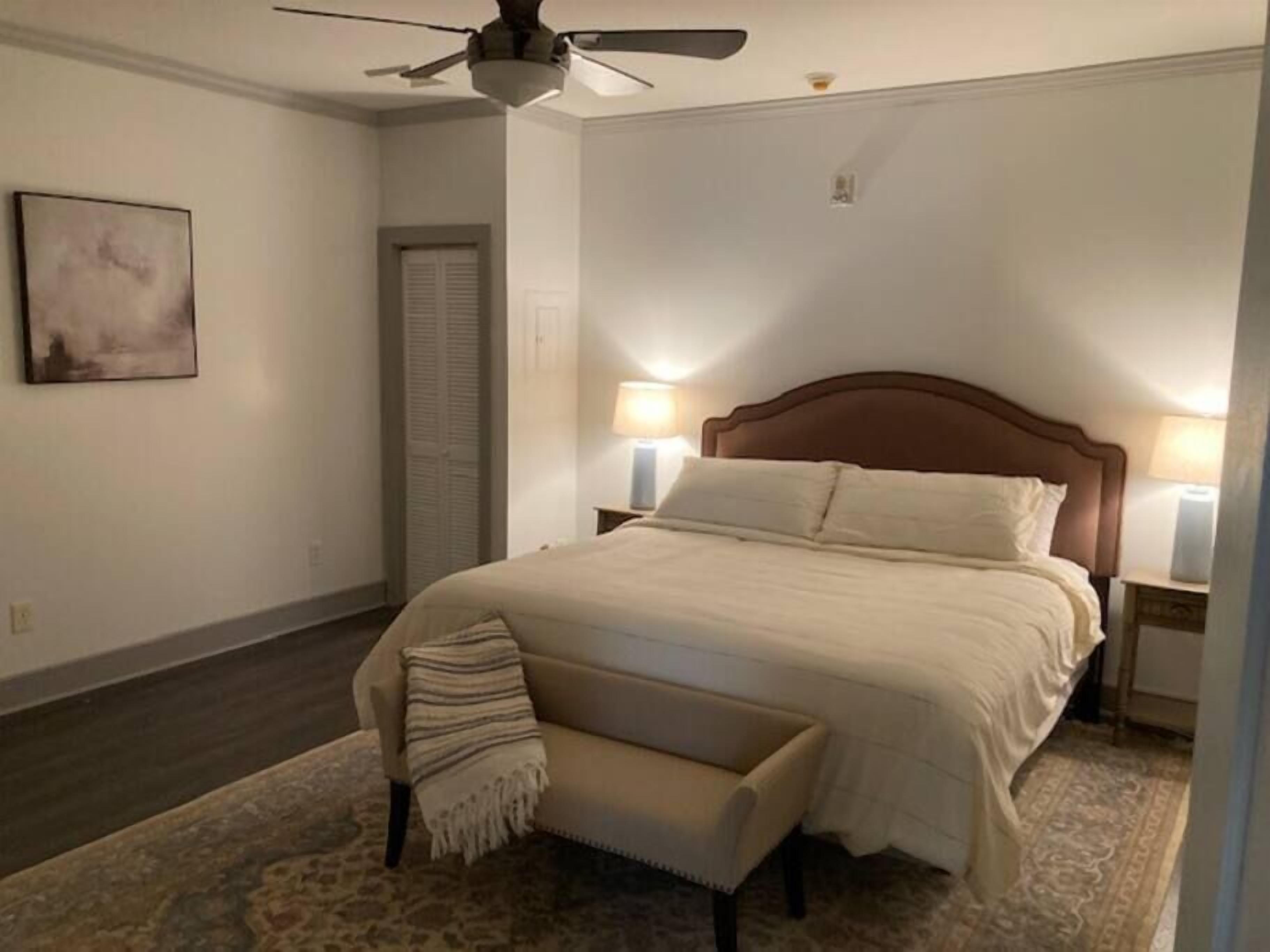 Spacious Serviced Apartment above Chatham Staple