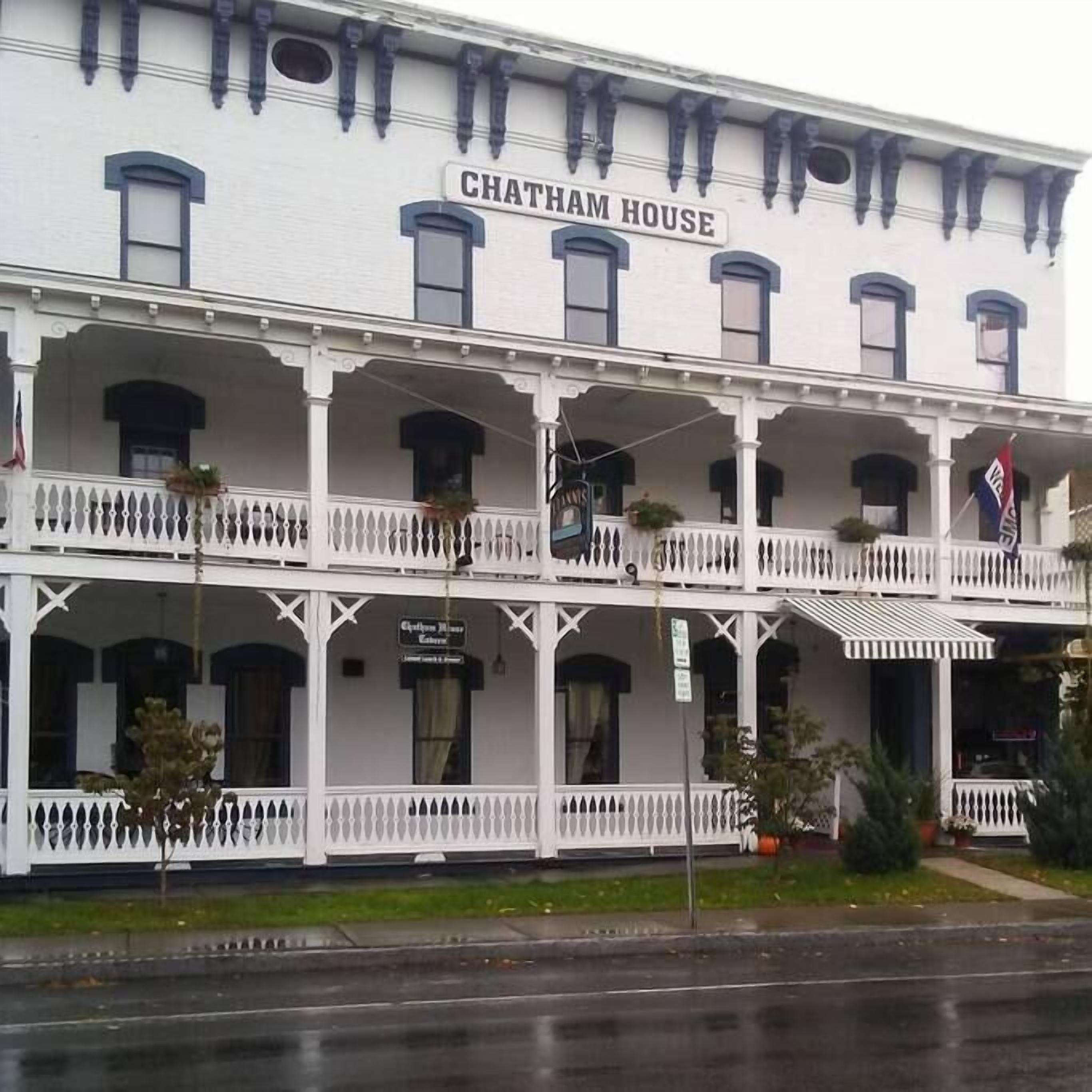 Spacious Serviced Apartment above Chatham Staple