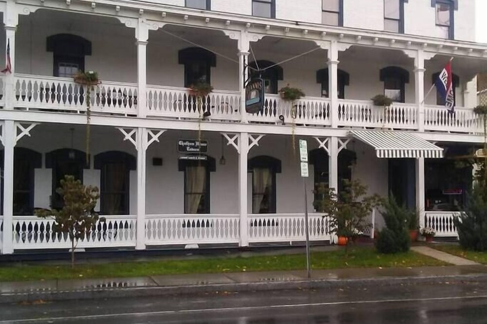 Spacious Serviced Apartment above Chatham Staple