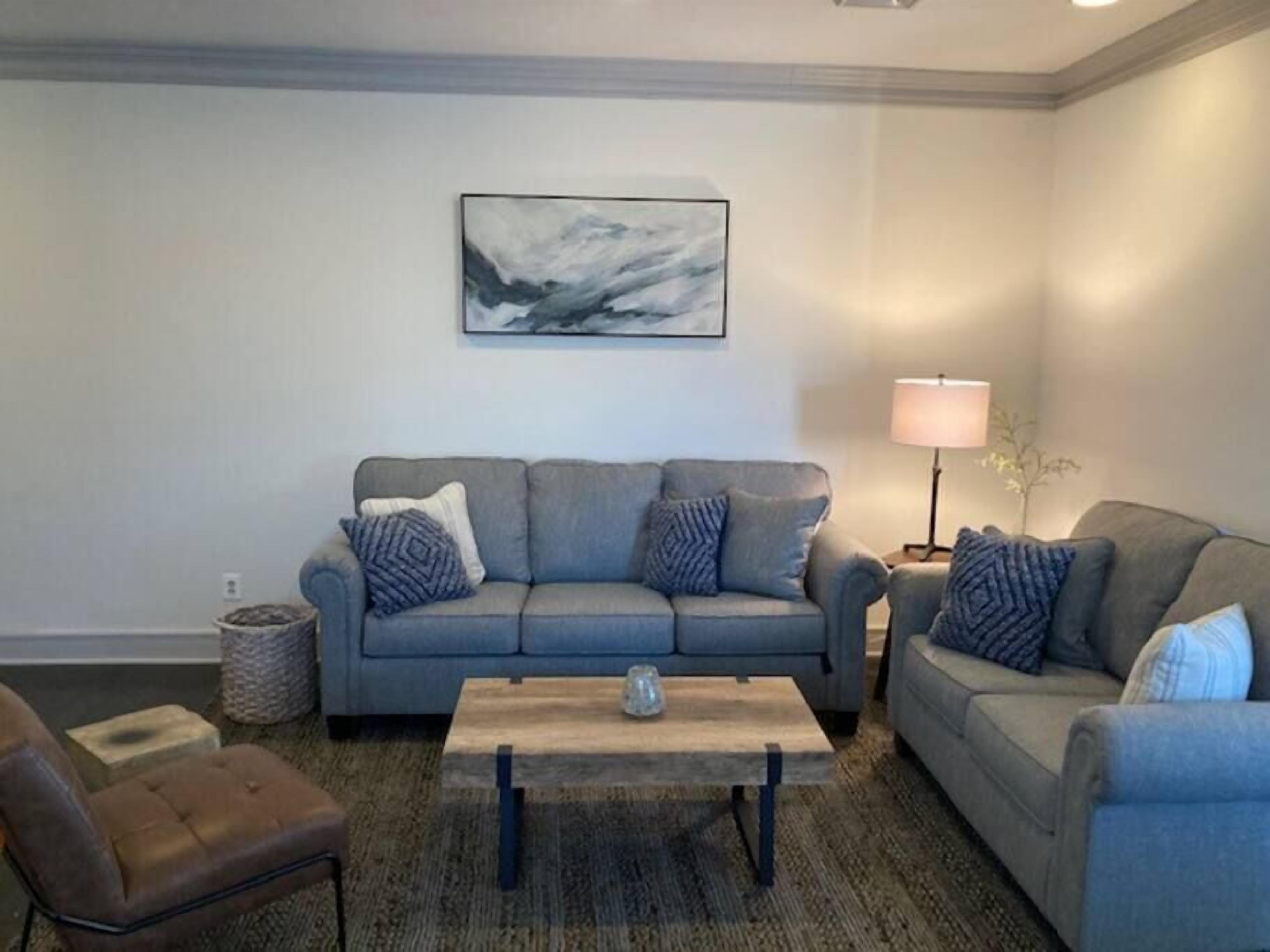 Spacious Serviced Apartment above Chatham Staple