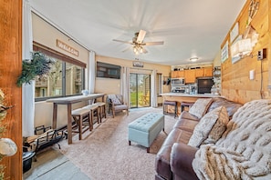 Smart TV, fireplace