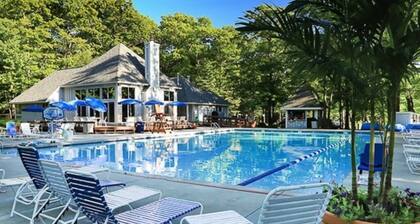 Cozy Ski Condo with Pond View