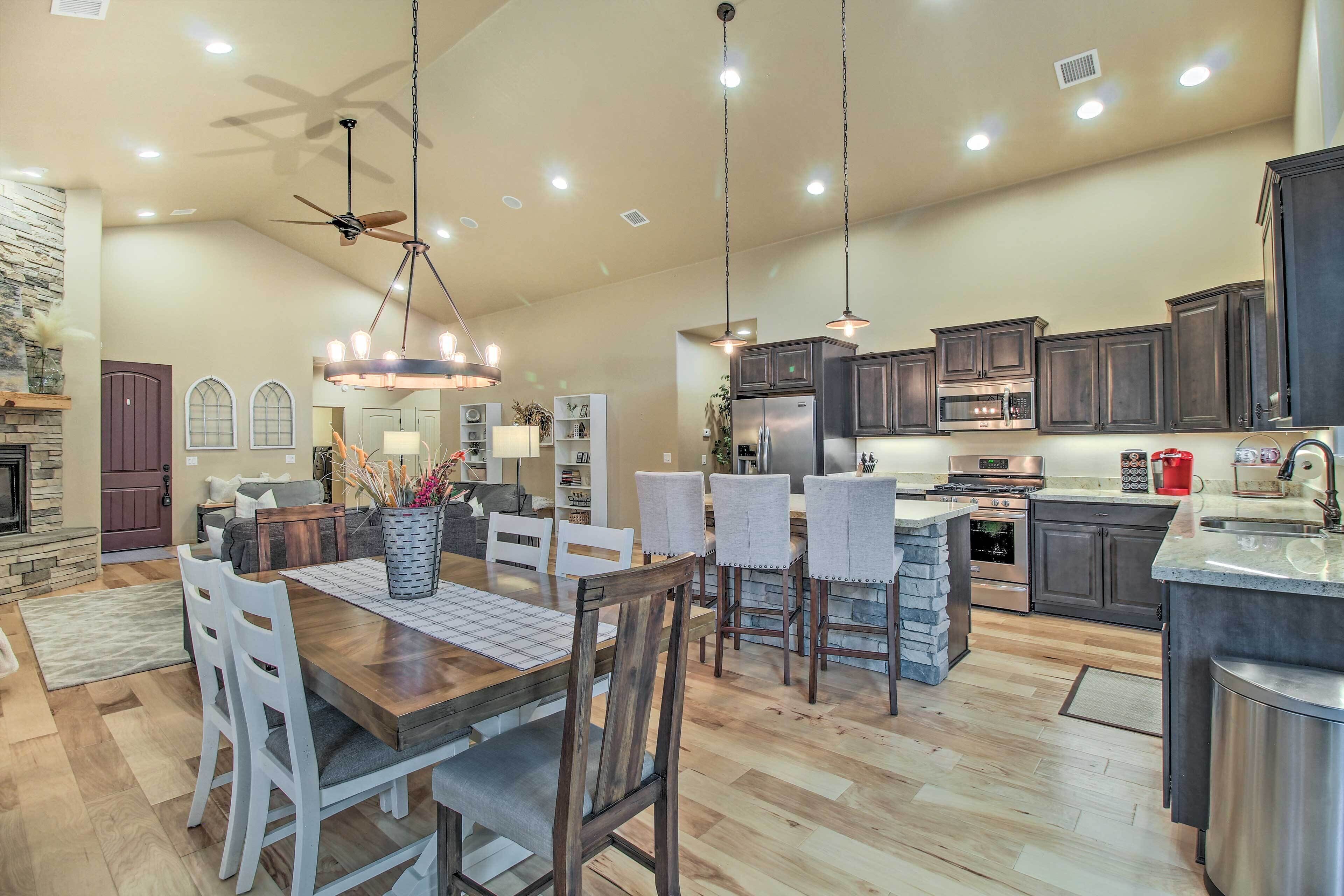 Townhome in Gated Community < 3 Mi to 2 Lakes!