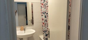 Ensemble douche/baignoire, bidet