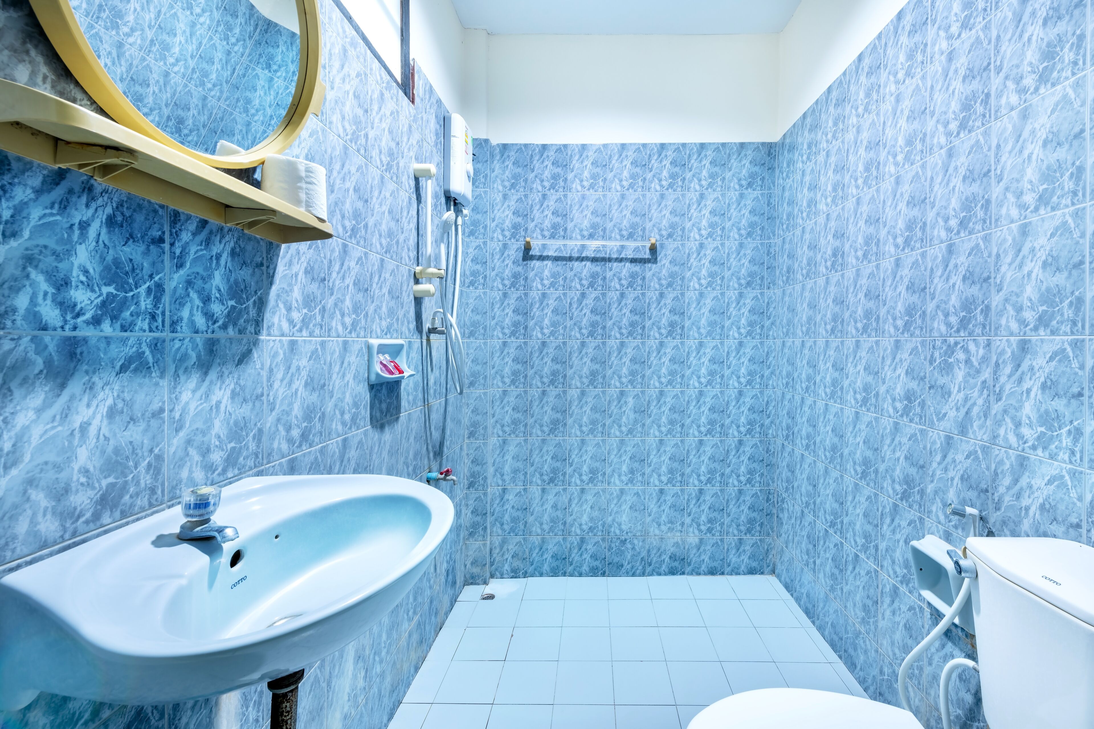 Ein Badezimmer mit Waschbecken, Toilette und Dusche.