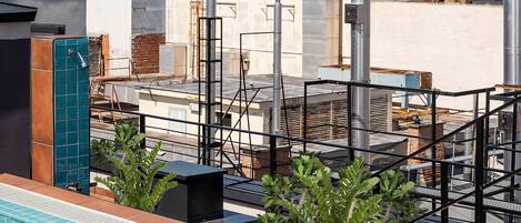 Una piscina al aire libre de temporada