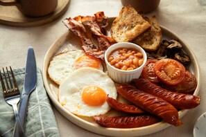 Se ofrece un desayuno bufé (17 EUR por persona)