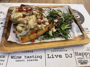 Se ofrece un desayuno bufé (17 EUR por persona)