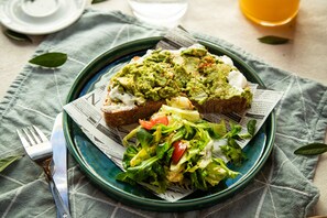 Se ofrece un desayuno bufé (17 EUR por persona)