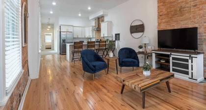 2BR Townhome – Free Parking / Minutes to Stadiums