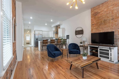2BR Townhome – Free Parking / Minutes to Stadiums