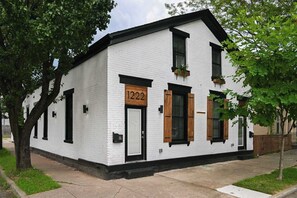 Exterior - 2BR Townhome – Free Parking / Minutes to Stadiums (Covington)