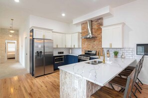 Fridge, microwave, oven, stovetop - 2BR Townhome – Free Parking / Minutes to Stadiums (Covington)