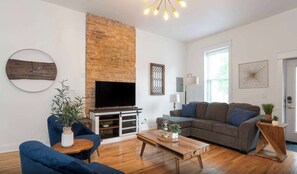 TV, offices - 2BR Townhome – Free Parking / Minutes to Stadiums (Covington)