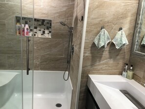 Dusche, Haartrockner, Handtücher, Seife