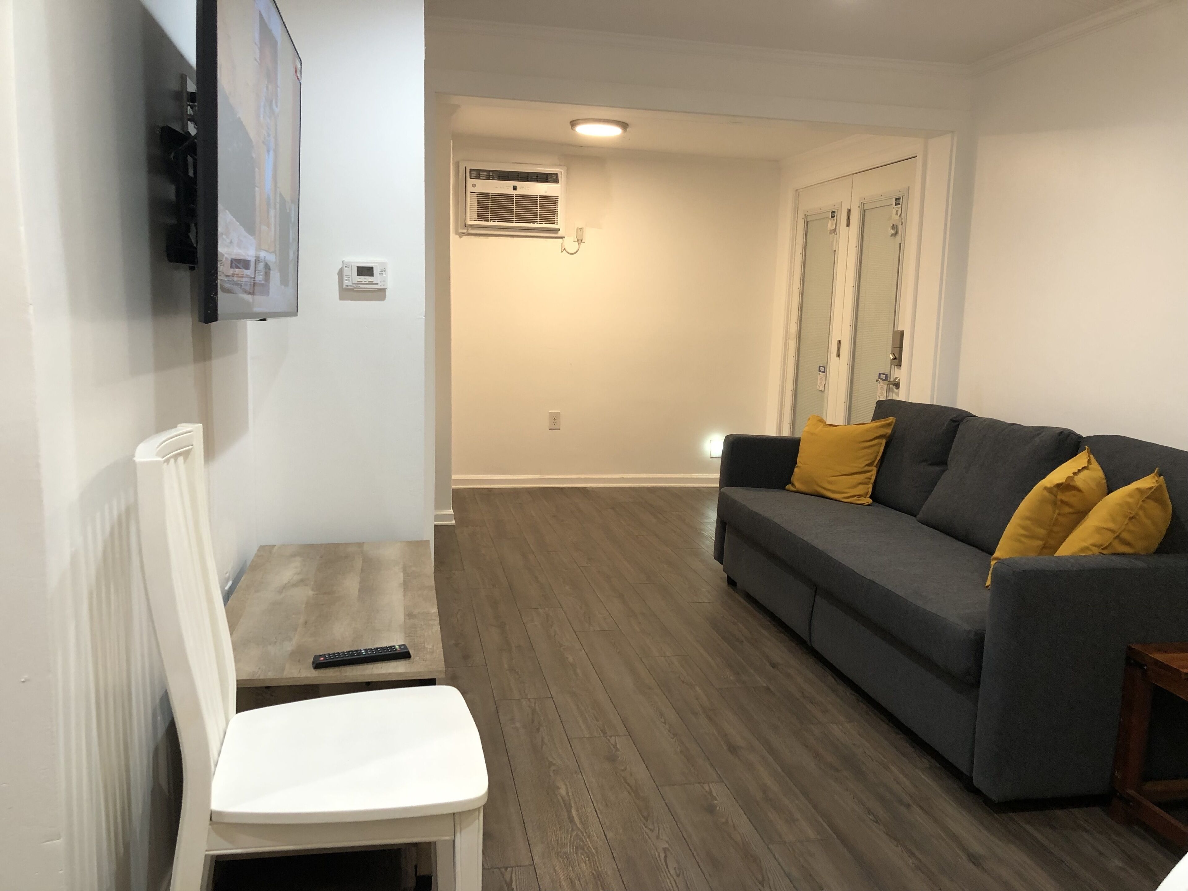 Renovated Milford Beach home by Charles Island/Silver Sands Pk