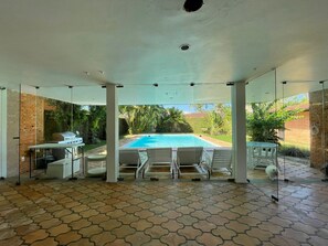 Outdoor dining - House 30 meters from Pernambuco Beach (Guarujá)