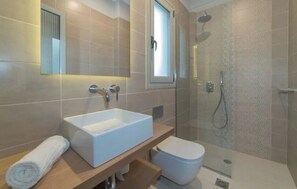 Combined shower/bathtub, hair dryer, towels, soap - Luxury Villa in Akrotiri Zakynthos - amazing sea views (Akrotiri)