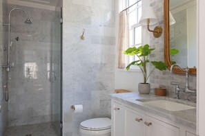 Bañera, secador de pelo, toallas