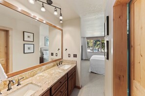 2 bedrooms, free WiFi, bed sheets - Private Balcony & Mountain Views, Close to Shuttle & Walk to Lakeside Village (Keystone)