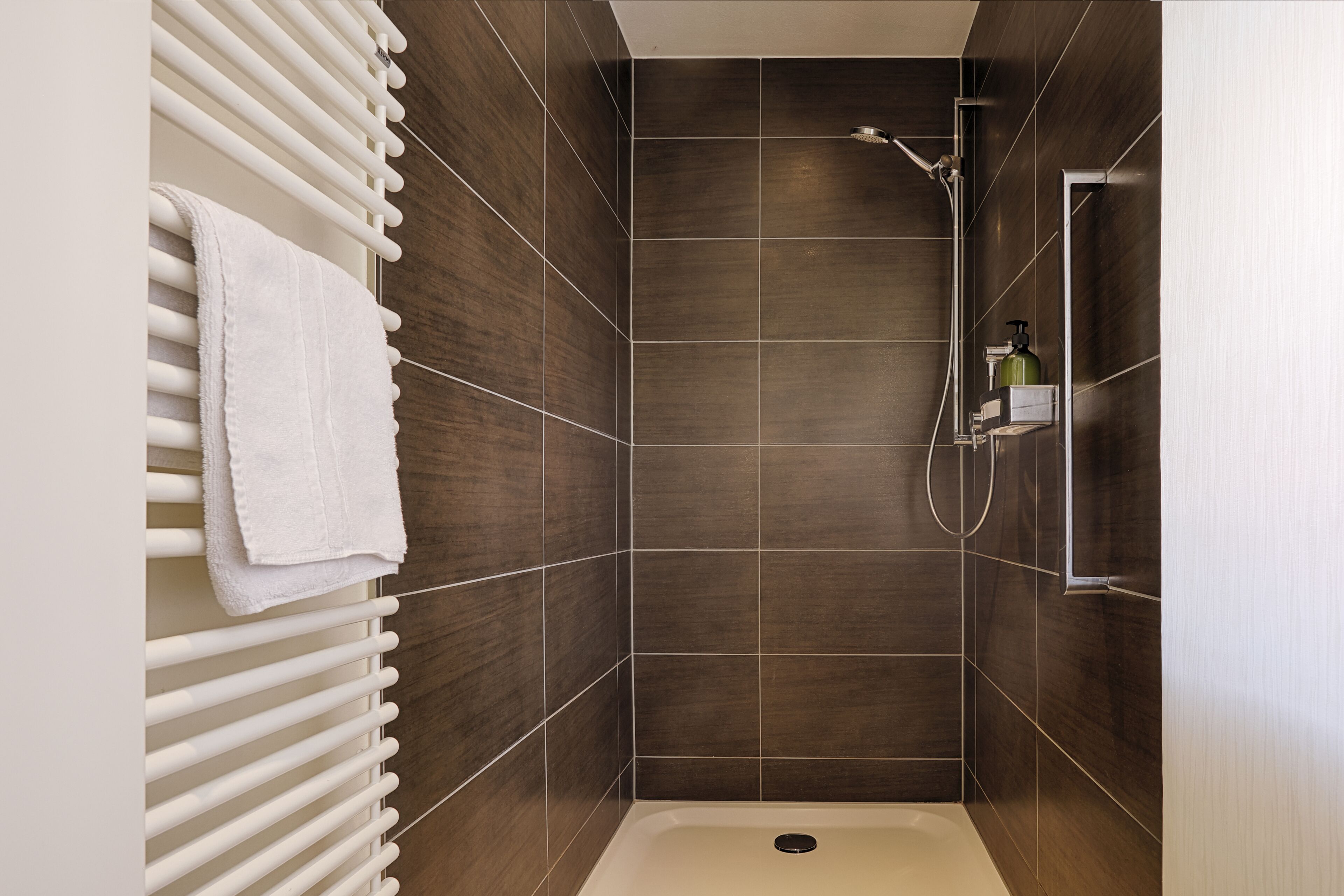 Studio Suite | Bathroom | Hair dryer, towels