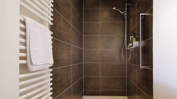 Studio Suite | Bathroom | Hair dryer, towels