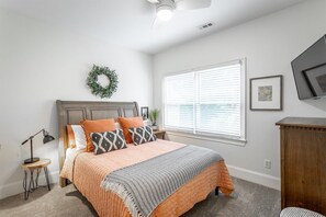 3 bedrooms, desk, iron/ironing board, free WiFi