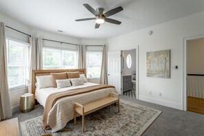 3 bedrooms, desk, iron/ironing board, free WiFi