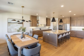 Dining - Spacious 4BR Sleeps 10 - w/Firepit, Near Clubhouse (St. George)