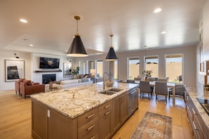 Interior - Spacious 4BR Sleeps 10 - w/Firepit, Near Clubhouse (St. George)