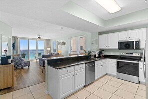 Condo, 3 Bedrooms | Private kitchen | Fridge, oven, coffee/tea maker, toaster