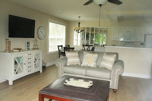 Living room - 1409m 1 Bedroom Condo by Redawning (Calabash)