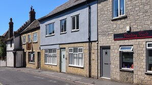 A row of townhouses with a hairdressing salon named Finishing Touch. - Ayla (Lyme Regis)