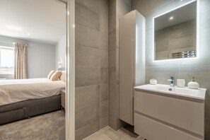 6 bedrooms, iron/ironing board, internet, bed sheets - Appletrees, Burnham Market, Norfolk (Burnham Market)