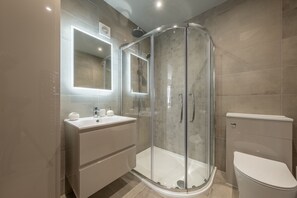 Bathtub, hair dryer, towels - Appletrees, Burnham Market, Norfolk (Burnham Market)