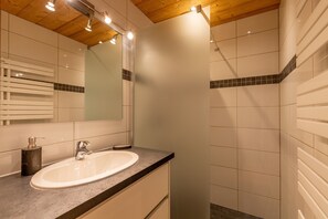 Douche, sèche-cheveux, serviettes fournies