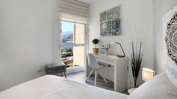 3 slaapkamers, een strijkplank/strijkijzer, gratis wifi, beddengoed