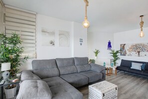 TV - Holiday Home 'Mi casa de Radazul' with Sea View & Wi-Fi (El Rosario)