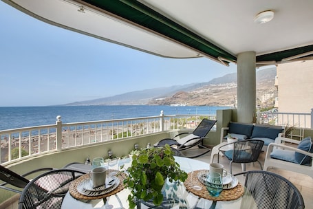 Outdoor dining. Holiday Home 'Mi casa de Radazul' with Sea View & Wi-Fi