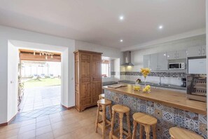 Fridge, microwave, oven, stovetop - Villa "Rural Maimones" with Pool & Wi-Fi (Sevilla)